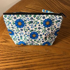 NWOT Beautiful Floral Cosmetic Bag / Travel Bag Wristlet